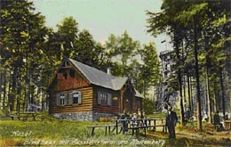 Diese Ansichtskarte zeigt die ehemalige Bergbaude auf dem Gipfel des Kaltenberges mit dem Aussichtsturm im Hintergrund. Die Aussichtskarte stammt aus der Sammlung vom Archiv PJT
