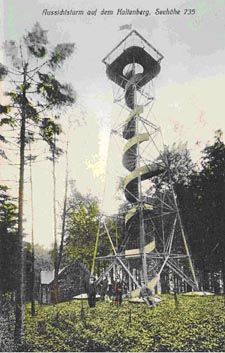Auf dieser Ansichtskarte ist der im Jahre 1888 errichtete Aussichtsturm auf dem Kaltenberg zu sehen. Seine Konstruktion steht bis jetzt, ihr Bestand ist aber kritisch. Die Ansichtskarte stammt aus der Sammlung des Archiv PJT